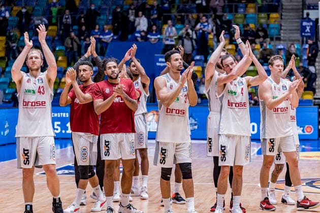 easyCredit BBL, Fraport Skyliners vs Brose Bamberg, Frankfurt, Fraport Arena, 7 11 2021 Christian Sengfelder Brose Bamberg 43 Dominic Lockhart Brose Bamberg 3 Omar Prewitt Brose Bamberg 4 the team from Bamberg thank the travelling fans, Fraport Skyliners vs Brose Bamberg, Frankfurt, Fraport Arena, 7 11 2021 Copyright: xBEAUTIFULxSPORTS Gawlikx