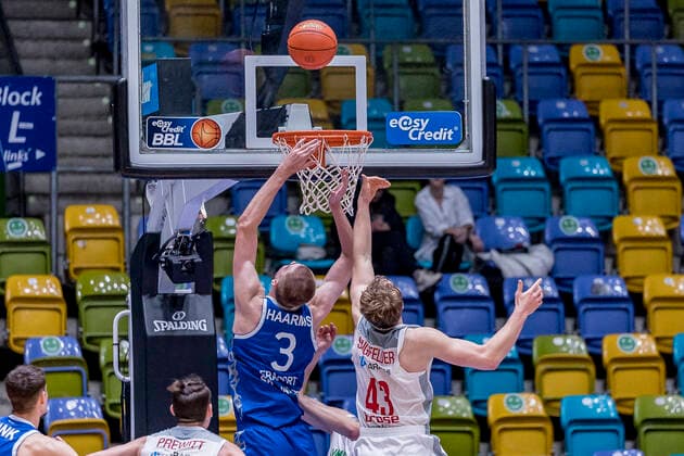 easyCredit BBL, Fraport Skyliners vs Brose Bamberg, Frankfurt, Fraport Arena, 7 11 2021 Matt Haarms Fraport Skyliners 3 Christian Sengfelder Brose Bamberg 43 , Fraport Skyliners vs Brose Bamberg, Frankfurt, Fraport Arena, 7 11 2021 Copyright: xBEAUTIFULxSPORTS Gawlikx