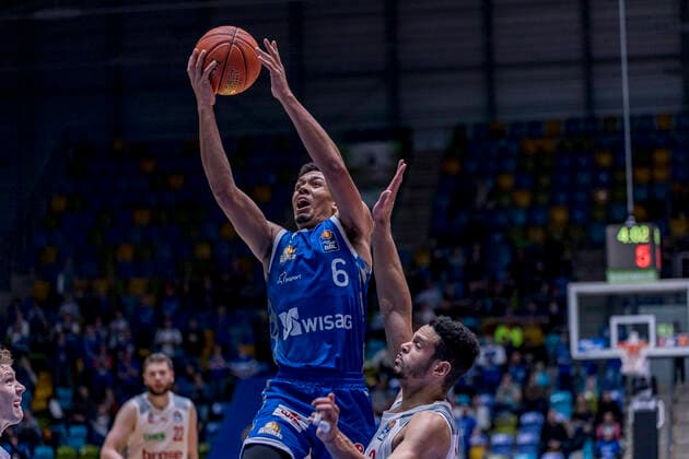 easyCredit BBL, Fraport Skyliners vs Brose Bamberg, Frankfurt, Fraport Arena, 7 11 2021 Len Adam Schoormann Fraport Skyliners 6 Dominic Lockhart Brose Bamberg 3 , Fraport Skyliners vs Brose Bamberg, Frankfurt, Fraport Arena, 7 11 2021 Copyright: xBEAUTIFULxSPORTS Gawlikx