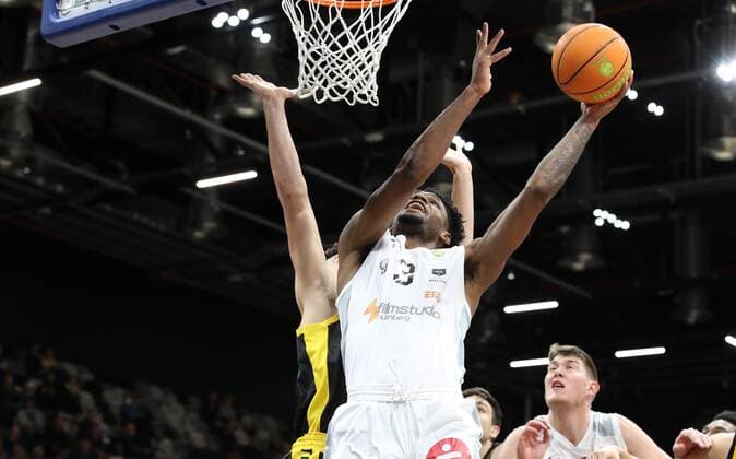 07 11 2021 Basketball Season 2021 2022 2 Bundesliga Pro A 07 Matchday Nürnberg Falcons Basketball Club NBC Tigers Tuebingen DaMa Antonio Lee A J AJ Davis Jr 3, Nürnberg Falcons BC NBC Ryan Mikesell 33, Tigers Tuebingen, Tigers Tuebingen.