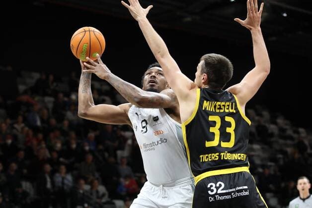 07 11 2021 Basketball Season 2021 2022 2 Bundesliga Pro A 07 Matchday Nürnberg Falcons Basketball Club NBC Tigers Tuebingen DaMa Josh Price 9, Nürnberg Falcons BC NBC Ryan Mikesell 33, Tigers Tuebingen, Tigers Tuebingen.