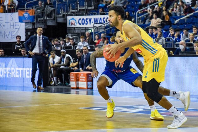 07 11 2021, xlakx, Basketball BBL, Alba Berlin SYNTAINICS MBC emspor, v l Sergio Kerusch Syntainics MBC No 7 ,Johannes Thiemann Alba Berlin No 32 Berlin