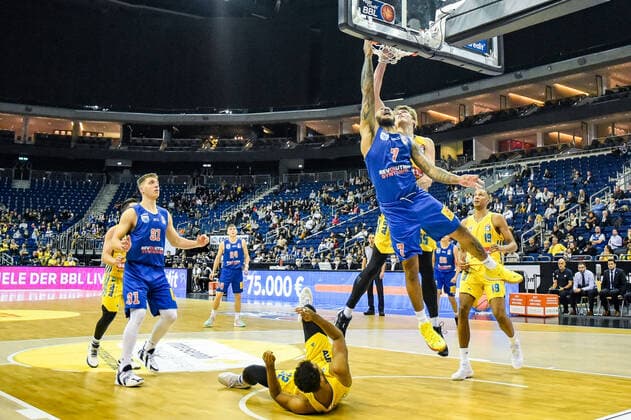07 11 2021, xlakx, Basketball BBL, Alba Berlin SYNTAINICS MBC emspor, v l Hendrik Warner Syntainics MBC No 31 ,Johannes Thiemann Alba Berlin No 32 ,Sergio Kerusch Syntainics MBC No 7 ,Ben Lammers Alba Berlin No 55 ,Louis Olinde Alba Berlin No 19 Berlin