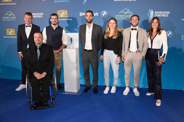 Matthias Schindler, Thomas Brüchle, Sideris Tasiadis, Hannes Aigner, Theresa Stoll, guest and Denise Schindler at the 20 award ceremony of the Bavarian Sports Award 2021 in the BMW World Munich Munich, 06 11 2021 Foto:xS.xAdamx xFuturexImage