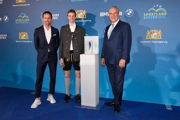 Sven Hannawald, Karl Geiger and Joachim Herrmann at the 20 award ceremony of the Bavarian Sports Award 2021 in the BMW World Munich Munich, 06 11 2021 Foto:xS.xAdamx xFuturexImage
