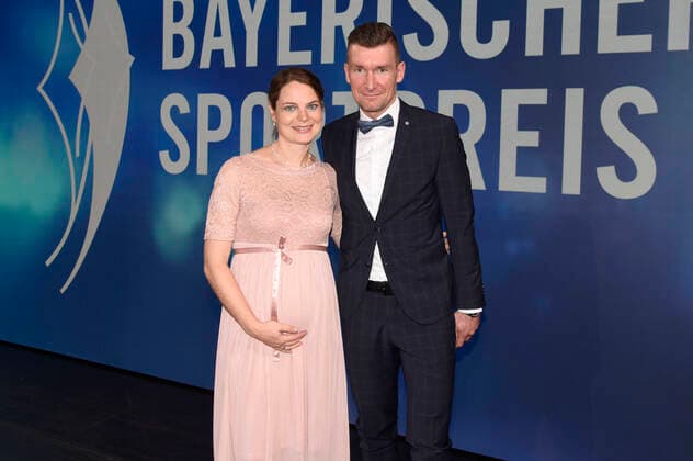 Matthias Schindler with wife Siw at the 20 award ceremony of the Bavarian Sports Award 2021 in the BMW World Munich Munich, 06 11 2021 Foto:xS.xAdamx xFuturexImage