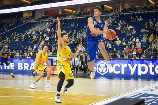 07 11 2021, xlakx, Basketball BBL, Alba Berlin SYNTAINICS MBC emspor, v l Marcus Eriksson Alba Berlin No 8 ,Tamir Blatt Alba Berlin No 45 ,Goran Huskic Syntainics MBC No 23 Berlin