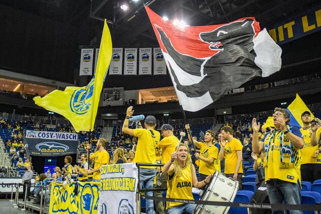07 11 2021, xlakx, Basketball BBL, Alba Berlin SYNTAINICS MBC emspor, v l Alba Berlin fans with waving flags and drums Berlin