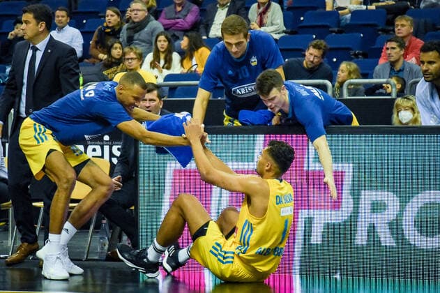 07 11 2021, xlakx, Basketball BBL, Alba Berlin SYNTAINICS MBC emspor, v l Louis Olinde Alba Berlin No 19 ,Tim Schneider Alba Berlin No 10 ,Jonas Mattisseck Alba Berlin No 9 ,Oscar Da Silva Alba Berlin No 1 Berlin