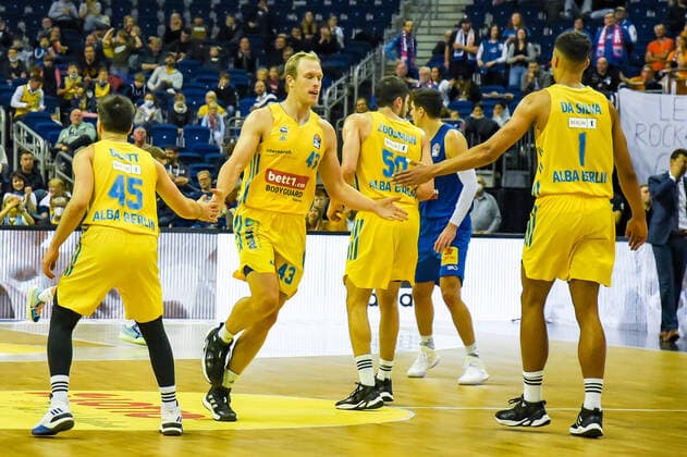 07 11 2021, xlakx, Basketball BBL, Alba Berlin SYNTAINICS MBC emspor, v l high five Tamir Blatt Alba Berlin No 45 ,Luke Sikma Alba Berlin No 43 ,Oscar Da Silva Alba Berlin No 1 Berlin