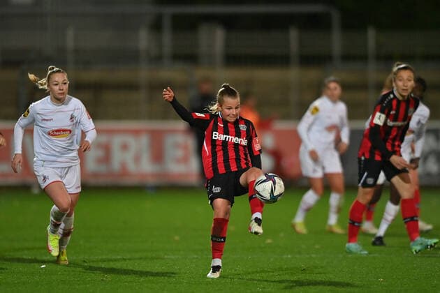 Kristin Kögel B04, 11 hits the ball forward, 07 11 2021, Leverkusen Germany , Football, Flyeralarm Womens Bundesliga, Bayer 04 Leverkusen 1 FC Köln, DFB DFL REGULATES PROHIBIT ANY USE OF PHOTOGRAPHS AS IMAGE SEQUENCES AND OR QUASI VIDEO xmkx