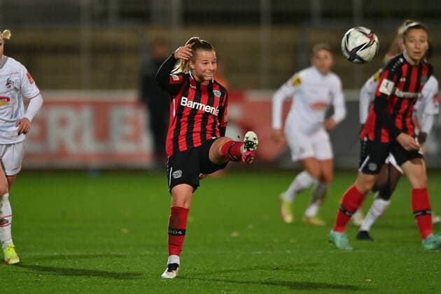 Kristin Kögel B04, 11 hits the ball forward, 07 11 2021, Leverkusen Germany , Football, Flyeralarm Womens Bundesliga, Bayer 04 Leverkusen 1 FC Köln, DFB DFL REGULATES PROHIBIT ANY USE OF PHOTOGRAPHS AS IMAGE SEQUENCES AND OR QUASI VIDEO xmkx