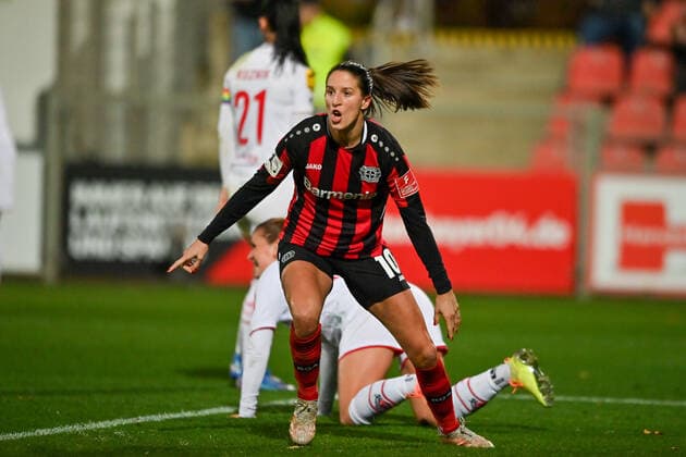 Milena Nikolic B04, 10 cheers her 2 3, 07 11 2021, Leverkusen Germany , Football, Flyeralarm Frauen Bundesliga, Bayer 04 Leverkusen 1 FC Köln, DFB DFL REGULATES PROHIBIT ANY USE OF PHOTOGRAPHS AS IMAGE SEQUENCES AND OR QUASI VIDEO xmkx