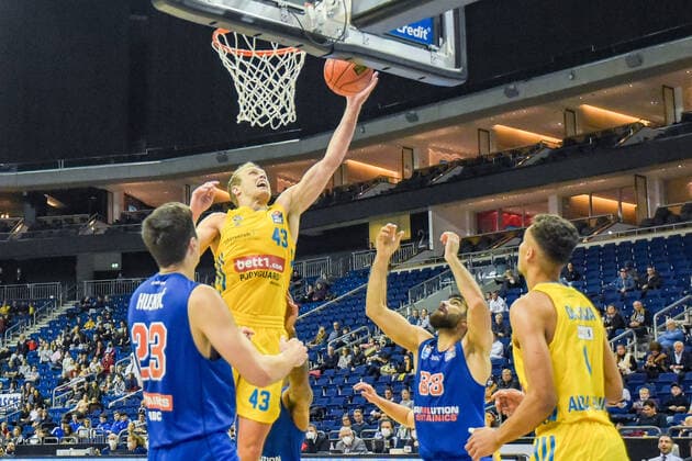 07 11 2021, xlakx, Basketball BBL, Alba Berlin SYNTAINICS MBC emspor, v l Goran Huskic Syntainics MBC No 23 ,Luke Sikma Alba Berlin No 43 ,Behnam Yakhchali Syntainics MBC No 88 ,Oscar Da Silva Alba Berlin No 1 Berlin