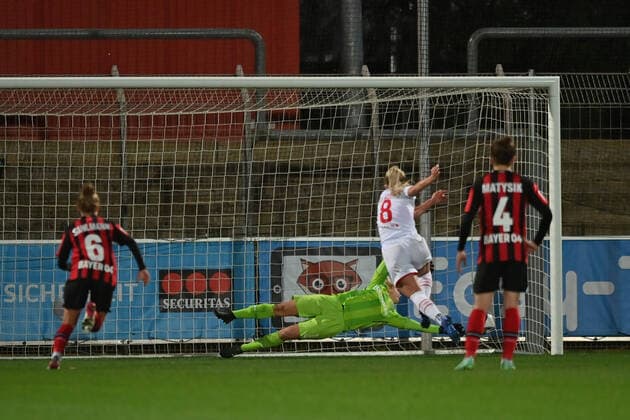 Mandy Islacker FC Cologne, 8 shoots the penalty to 2 4 placed in the corner Anna Klink goalkeeper, B04, 1 is in the right corner, 07 11 2021, Leverkusen Germany , Football, Flyeralarm Womens Bundesliga, Bayer 04 Leverkusen 1 FC Cologne, DFB DFL REGULATIONS PROHIBIT ANY USE OF PHOTOGRAPHS AS IMAGE SEQUENCES AND OR QUASI VIDEO xmkx