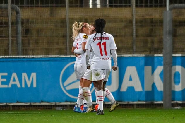 Jubel, Freuen, celebrate, happy, cheer , Goal Celebration 1 FC Köln 2 4, 07 11 2021, Leverkusen Germany , Fussball, Flyeralarm Frauen Bundesliga, Bayer 04 Leverkusen 1 FC Köln, DFB DFL REGULATIONS PROHIBIT ANY USE OF PHOTOGRAPHS AS IMAGE SEQUENCES AND OR QUASI VIDEO xmkx
