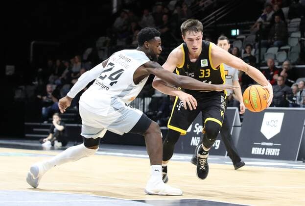 07 11 2021 Basketball Season 2021 2022 2 Bundesliga Pro A 07 Matchday Nürnberg Falcons Basketball Club NBC Tigers Tuebingen DaMa Roland L Amour Nyama 24, Nürnberg Falcons BC NBC Ryan Mikesell 33, Tigers Tuebingen, Tigers Tuebingen.