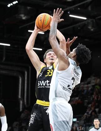 07 11 2021 Basketball Saison 2021 2022 2 Bundesliga Pro A 07 Spieltag Nürnberg Falcons Basketball Club NBC Tigers Tübingen DaMa Ryan Mikesell 33, Tigers Tübingen, Tigers Tuebingen Antonio Lee A J AJ Davis Jr 3, Nürnberg Falcons BC NBC