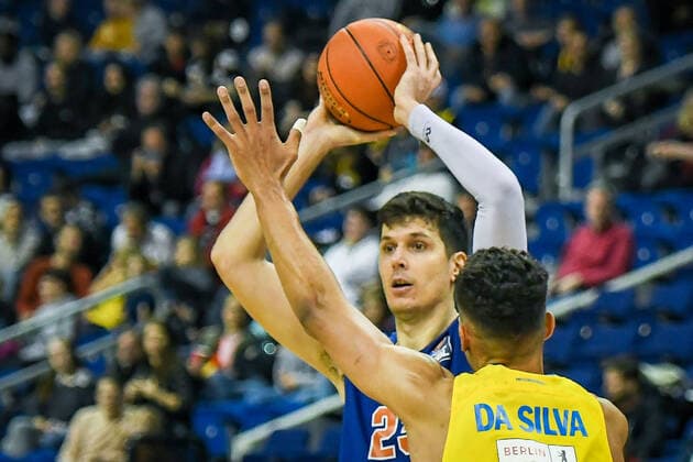 07 11 2021, xlakx, Basketball BBL, Alba Berlin SYNTAINICS MBC emspor, v l Goran Huskic Syntainics MBC No 23 ,Oscar Da Silva Alba Berlin No 1 Berlin