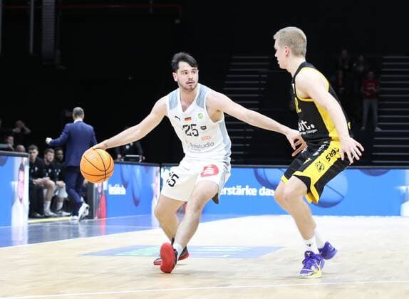 07 11 2021 Basketball Season 2021 2022 2 Bundesliga Pro A 07 Matchday Nürnberg Falcons Basketball Club NBC Tigers Tübingen DaMa Tim Köpple Koepple 25, Nürnberg Falcons BC NBC Aatu Kivimäki Kivimaeki 12, Tigers Tübingen, Tigers Tuebingen