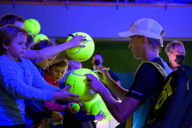 211107 Leo Borg of Sweden sings autographs after competing in Singles round one during the Stockholm Open tennis tournament on November 7, 2021 in Stockholm Photo Joel Marklund BILDBYRAN kod JM JM0214 bbeng tennis stockholm open Sverige,  Copyright: JOELxMARKLUND BB211107JM038