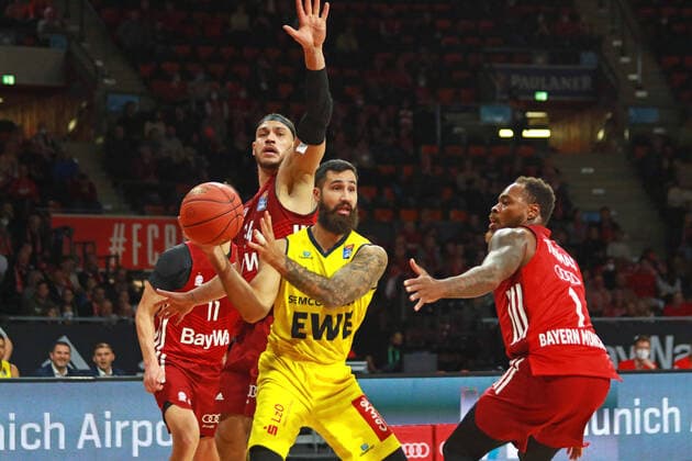 1 Deshaun Thomas, 34 Gavin Schilling FCBB red against 12 Martin Breunig Oldenburg Basketball BBL FC Bayern Muenchen EWE Baskets Oldenburg at Audi Dome on 06 11 PHOTO Mladen Lackovic LakoPress