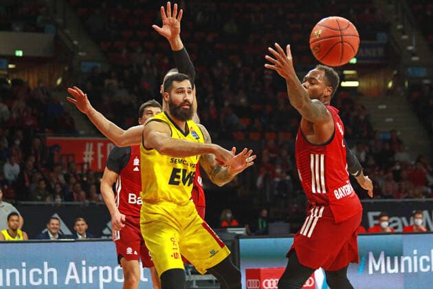 1 Deshaun Thomas FCBB red against 12 Martin Breunig Oldenburg Basketball BBL FC Bayern Muenchen EWE Baskets Oldenburg in the Audi Dome on 06 11 PHOTO Mladen Lackovic LakoPress