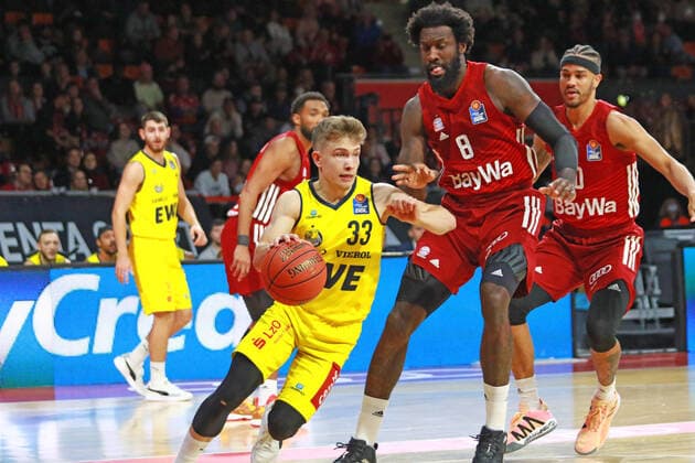 8 Tegba Othello Hunter FCBB vs 33 Bennet Hundt Oldenburg Basketball BBL FC Bayern Muenchen EWE Baskets Oldenburg at Audi Dome on 06 11 2021 PHOTO Mladen Lackovic LakoPress