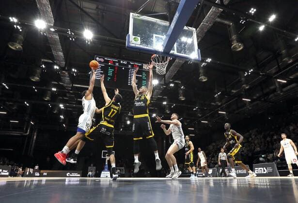 07 11 2021 Basketball Season 2021 2022 2 Bundesliga Pro A 07 Matchday Nürnberg Falcons Basketball Club NBC Tigers Tübingen DaMa Evan Derek Taylor 10, Nürnberg Falcons BC NBC on offense.