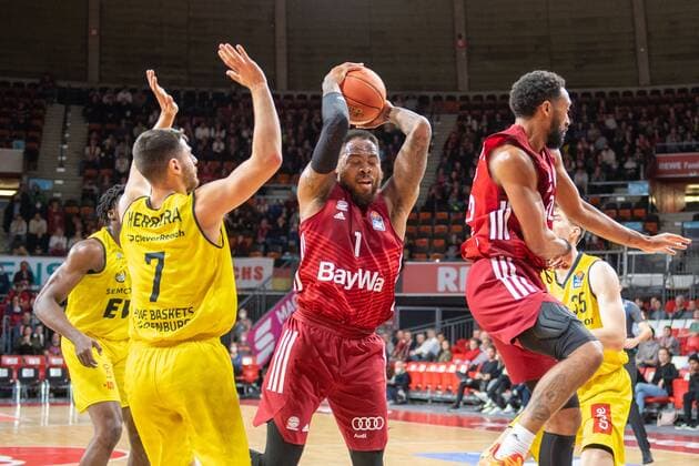 Sebastian Herrera 7 EWE Baskets Oldenburg , Thomas Deshaun 1 FC Bayern , FC Bayern Basketball vs EWE Baskets Oldenburg, easyCredit BBL, 07 11 2021 Muenchen Bayern Germany Copyright: xkolbert-press UlrichxGamelx