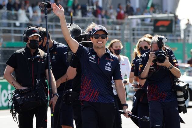 Mexican Sergio Perez of Red Bull greet the fans today at the Mexican Formula One Grand Prix that takes place at the Hermanos Rodriguez racetrack, in Mexico City, Mexico, 07 November 2021 . EFE Jose Mendez Formula One Grand Prix of Mexico !ACHTUNG: NUR REDAKTIONELLE NUTZUNG!  Copyright: xJosexMendezx AMDEP2192 20211107-4d183f30e3c1b1044c1ab638b65f03f160f61d1c