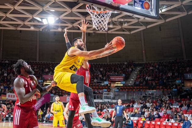 Othello Hunter 8 FC Bayern , Cameron Clark 15 EWE Baskets Oldenburg , FC Bayern Basketball vs EWE Baskets Oldenburg, easyCredit BBL, 07 11 2021 Muenchen Bayern Germany Copyright: xkolbert-press UlrichxGamelx