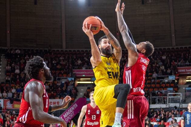 Othello Hunter 8 FC Bayern , Cameron Clark 15 EWE Baskets Oldenburg , Thomas Deshaun 1 FC Bayern , FC Bayern Basketball vs EWE Baskets Oldenburg, easyCredit BBL, 07 11 2021 Muenchen Bayern Germany Copyright: xkolbert-press UlrichxGamelx