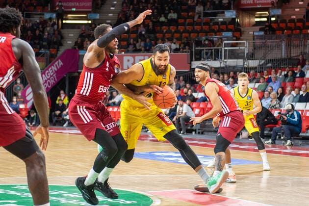 Thomas Deshaun 1 FC Bayern , Martin Breunig 12 EWE Baskets Oldenburg , FC Bayern Basketball vs EWE Baskets Oldenburg, easyCredit BBL, 07 11 2021 Muenchen Bayern Germany Copyright: xkolbert-press UlrichxGamelx
