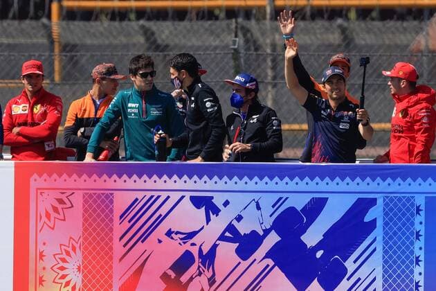Runners greet the fans in the previous parade today at the Mexican Formula One Grand Prix that takes place at the Hermanos Rodriguez racetrack, in Mexico City, Mexico, 07 November 2021 . EFE Carlos Ramirez Formula One Grand Prix of Mexico !ACHTUNG: NUR REDAKTIONELLE NUTZUNG!  Copyright: xCarlosxRamirezx AMDEP2197 20211107-1e99a938d6f3ab0c9bcf3fa786046308865f52bc