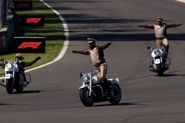 Motorcyclists perform stunts in the parade prior to the Mexican Formula One Grand Prix that takes place at the Hermanos Rodriguez racetrack, in Mexico City, Mexico, 07 November 2021 . EFE Carlos Ramirez Formula One Grand Prix of Mexico !ACHTUNG: NUR REDAKTIONELLE NUTZUNG!  Copyright: xCarlosxRamirezx AMDEP2195 20211107-4188947f498b8cfdfa5f9dade29480c32fc35201