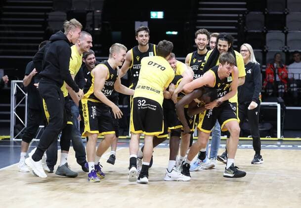 07 11 2021 Basketball Season 2021 2022 2 Bundesliga Pro A 07 Matchday Nuremberg Falcons Basketball Club NBC Tigers Tuebingen DaMa joy jubilation after the end of the game Team of Tigers Tuebingen rejoice with Bakary Dibba 44, Tigers Tuebingen, Tigers Tuebingen who scored the last point in overtime