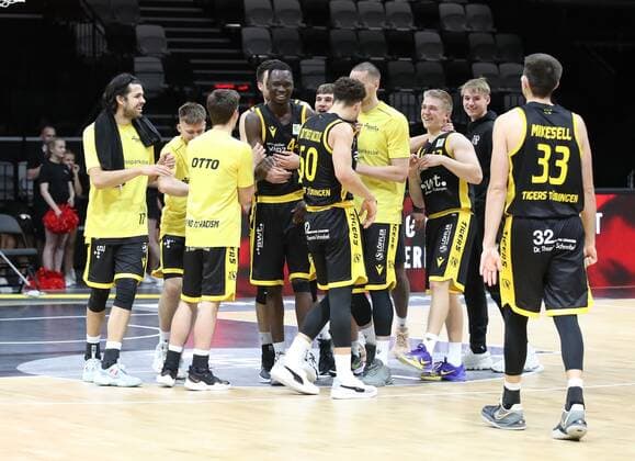 07 11 2021 Basketball Season 2021 2022 2 Bundesliga Pro A 07 Matchday Nuremberg Falcons Basketball Club NBC Tigers Tuebingen DaMa joy jubilation after the end of the game Team of Tigers Tuebingen rejoice with Bakary Dibba 44, Tigers Tuebingen, Tigers Tuebingen who scored the last point in overtime