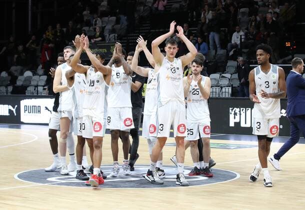 07 11 2021 Basketball Season 2021 2022 2 Bundesliga Pro A 07 Matchday Nuremberg Falcons Basketball Club NBC Tigers Tübingen DaMa Team Team of the NBC thanks after the end of the game to spectators audience fans