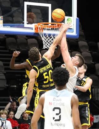 07 11 2021 Basketball Season 2021 2022 2 Bundesliga Pro A 07 Matchday Nürnberg Falcons Basketball Club NBC Tigers Tübingen DaMa Jonathan Maier 13, Nürnberg Falcons BC NBC with Attack