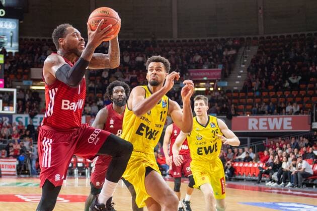 Thomas Deshaun 1 FC Bayern , Norris Agbakoko 17 EWE Baskets Oldenburg , FC Bayern Basketball vs EWE Baskets Oldenburg, easyCredit BBL, 07 11 2021 Muenchen Bayern Germany Copyright: xkolbert-press UlrichxGamelx