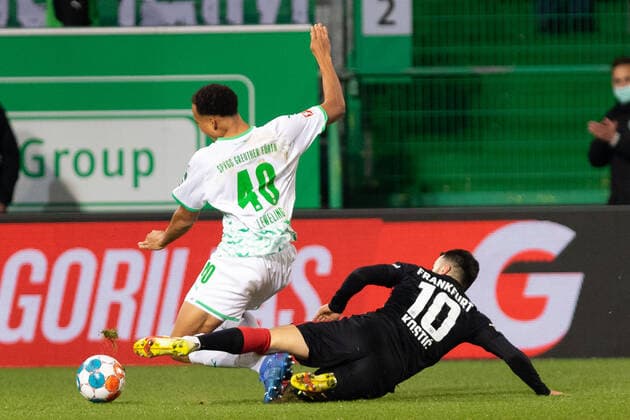 Filip Kostic Eintracht Frankfurt, 10 stops Jamie Leweling SpVgg Greuther Fuerth 40 GER, SPVGG Greuther Fuerth vs Eintracht Frankfurt, 1 Bundesliga, Football, 07 11 2021, 11 Matchday, Season 2021 2022 DFB, DFL REGULATES PROHIBIT ANY USE OF PHOTOGRAPHS AS IMAGE SEQUENCES AND OR QUASI VIDEO SPVGG Greuther Fuerth vs Eintracht Frankfurt, 1 Bundesliga, Football, 07 11 2021, 11 Spieltag, Saison 2021 2022 Fuerth Copyright: xEibner-Pressefoto RogerxBuerkex EP_EER