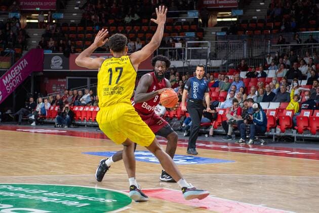 Norris Agbakoko 17 EWE Baskets Oldenburg , Othello Hunter 8 FC Bayern , FC Bayern Basketball vs EWE Baskets Oldenburg, easyCredit BBL, 07 11 2021 Muenchen Bayern Germany Copyright: xkolbert-press UlrichxGamelx