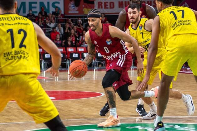 Nick Weiler Babb 0 FC Bayern , Sebastian Herrera 7 EWE Baskets Oldenburg , FC Bayern Basketball vs EWE Baskets Oldenburg, easyCredit BBL, 07 11 2021 Muenchen Bayern Germany Copyright: xkolbert-press UlrichxGamelx