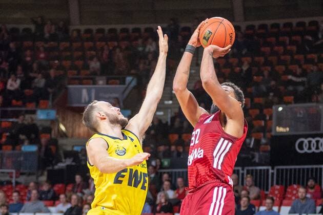 Sebastian Herrera 7 EWE Baskets Oldenburg , Darrun Hilliard 32 FC Bayern , FC Bayern Basketball vs EWE Baskets Oldenburg, easyCredit BBL, 07 11 2021 Muenchen Bayern Germany Copyright: xkolbert-press UlrichxGamelx