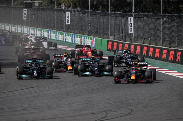 Start race VERSTAPPEN Max (ned), Red Bull Racing Honda RB16B, action BOTTAS Valtteri (fin), Mercedes AMG F1 GP W12 E Performance, action HAMILTON Lewis (gbr), Mercedes AMG F1 GP W12 E Performance, action during the Formula 1 Gran Premio De La Ciudad De Mexico 2021, Mexico City Grand Prix, 18th round of the 2021 FIA Formula One World Championship, WM, Weltmeisterschaft from November 5 to 7, 2021 on the Autodromo Hermanos Rodriguez, in Mexico City, Mexico - F1 - MEXICO CITY GRAND PRIX 2021 - RACE DPPI Panoramic FGO01277