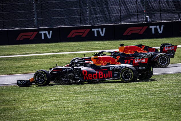 Start race 11 PEREZ Sergio (mex), Red Bull Racing Honda RB16B, action 33 VERSTAPPEN Max (nld), Red Bull Racing Honda RB16B, action during the Formula 1 Gran Premio De La Ciudad De Mexico 2021, Mexico City Grand Prix, 18th round of the 2021 FIA Formula One World Championship, WM, Weltmeisterschaft from November 5 to 7, 2021 on the Autodromo Hermanos Rodriguez, in Mexico City, Mexico - F1 - MEXICO CITY GRAND PRIX 2021 - RACE DPPI Panoramic FGO01299