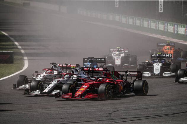 Start race 16 LECLERC Charles (mco), Scuderia Ferrari SF21, action 99 GIOVINAZZI Antonio (ita), Alfa Romeo Racing ORLEN C41, action during the Formula 1 Gran Premio De La Ciudad De Mexico 2021, Mexico City Grand Prix, 18th round of the 2021 FIA Formula One World Championship, WM, Weltmeisterschaft from November 5 to 7, 2021 on the Autodromo Hermanos Rodriguez, in Mexico City, Mexico - F1 - MEXICO CITY GRAND PRIX 2021 - RACE DPPI Panoramic FGO01291