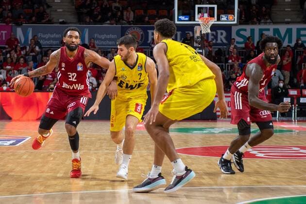 Darrun Hilliard 32 FC Bayern , Sebastian Herrera 7 EWE Baskets Oldenburg , FC Bayern Basketball vs EWE Baskets Oldenburg, easyCredit BBL, 07 11 2021 Muenchen Bayern Germany Copyright: xkolbert-press UlrichxGamelx