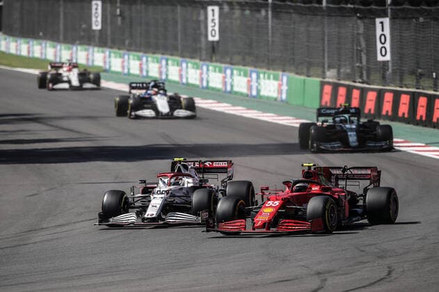 99 GIOVINAZZI Antonio (ita), Alfa Romeo Racing ORLEN C41, action 55 SAINZ Carlos (spa), Scuderia Ferrari SF21, action during the Formula 1 Gran Premio De La Ciudad De Mexico 2021, Mexico City Grand Prix, 18th round of the 2021 FIA Formula One World Championship, WM, Weltmeisterschaft from November 5 to 7, 2021 on the Autodromo Hermanos Rodriguez, in Mexico City, Mexico - F1 - MEXICO CITY GRAND PRIX 2021 - RACE DPPI Panoramic FGO01352